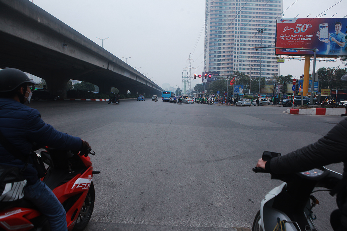 Ngày đầu nghỉ Tết, phố phường Hà Nội thay đổi "chóng mặt" so với ngày thường - 6