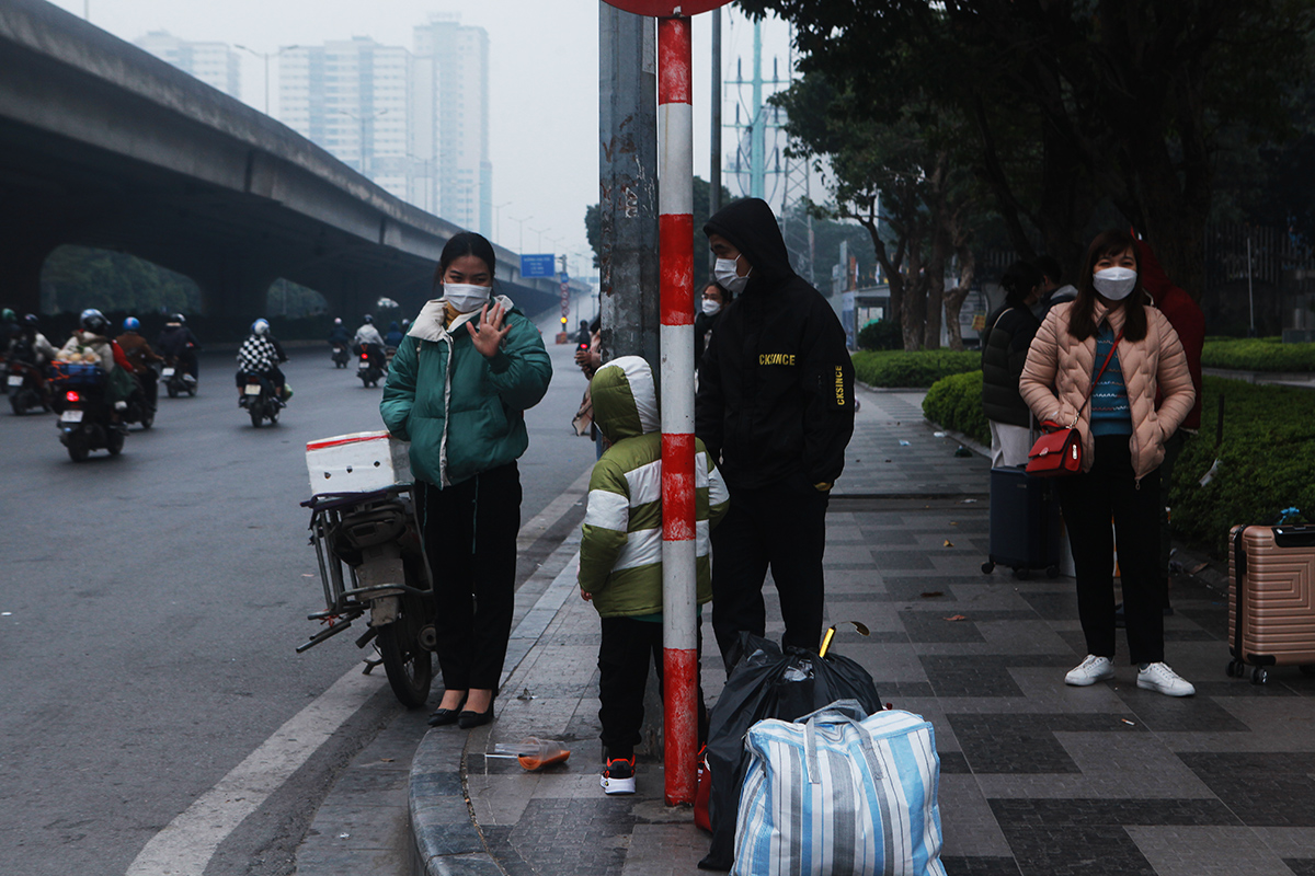 Dọc đường Phạm Hùng còn rất ít người dân chờ xe rời Thủ đô về quê ăn Tết