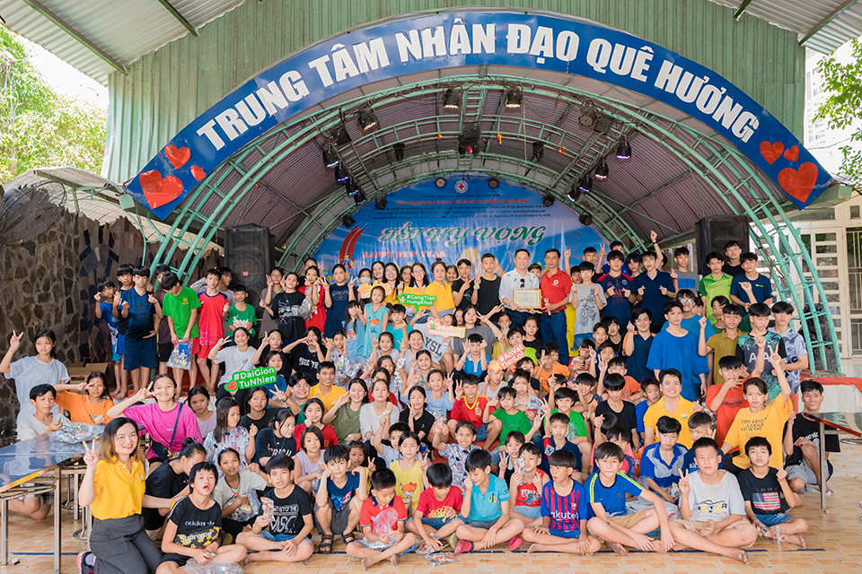 Nam Em trao quà Tết cho 250 trẻ em mồ côi, khuyết tật - 1