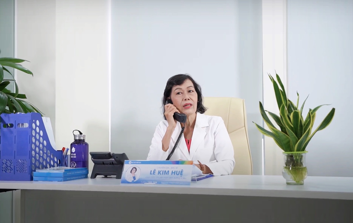 Bác sĩ CKI Lê Kim Huệ - Nguyên Trưởng khoa Truyền thông Giáo dục sức khỏe, Trung tâm Dinh dưỡng TP Hồ Chí Minh trực tổng đài tư vấn sức khoẻ và nước ion kiềm