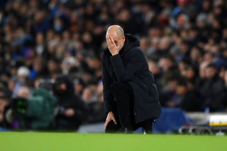 Pep Guardiola thể hiện sự thất vọng sau khi chứng kiến 2 bàn thua của Man City cuối hiệp 1