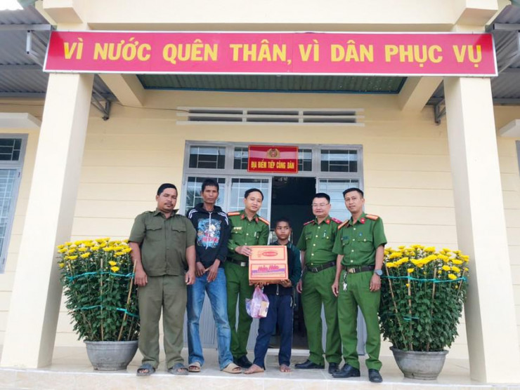 Lực lượng công an tìm thấy cháu Đinh Thên và đưa về nhà an toàn. Ảnh: CACC.