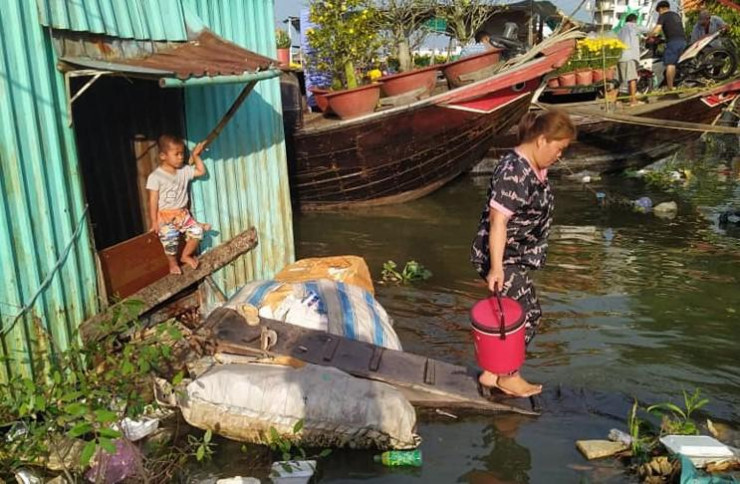 Người mẹ trẻ cùng 3 đứa con thơ sống trên thuyền. Chị nói: "Tôi buôn bán lặt vặt bên bờ sông. Mấy hôm nay, công việc nhiều nên cũng chưa chuẩn bị gì được cho Tết. Chỉ mong 3 đứa con được mạnh khỏe là mừng".