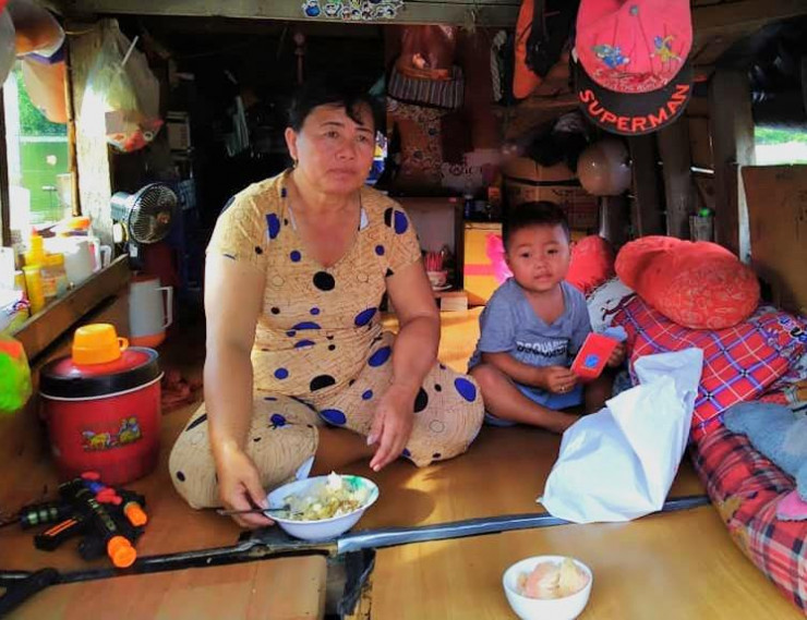 Bữa cơm chiều 30 Tết của cô Nương và cháu nội. Cô nói: "Tôi và ông chồng làm thuê, bưng bê hoa cho chợ hoa trên sông, mỗi người hàng xóm giúp cho mấy trăm để bà cháu ăn Tết. Công việc nhiều quá nên ngoài một trái bưởi mua để đặt trên bàn thờ trên thuyền thì hai bà cháu cũng chưa sắm được gì cả".