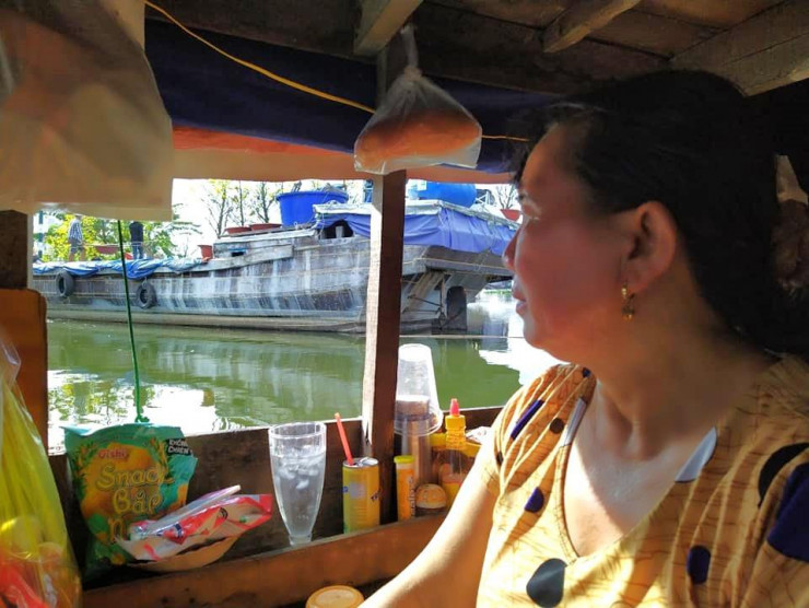 Chiều 30 Tết, cô Nương nói: "Cuộc sống dân vạn đò chúng tôi còn nhiều khó khăn nhưng Tết đến xuân về bà con cũng nhận được nhiều sự giúp đỡ của hàng xóm, láng giềng, chính quyền, người dân quanh bến đò và cả các nhà hảo tâm. Sự quan tâm của mọi người là niềm động viên cho chúng tôi hy vọng vào một năm mới Quý Mão nhiều điều tốt đẹp sẽ tới cho thành phố và cho đất nước".