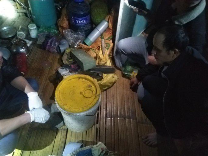 Sau khi nhận 1kg ma túy đá, đối tượng Hà Văn Hòa mang giấu trong thùng gạo - Ảnh công an cung cấp