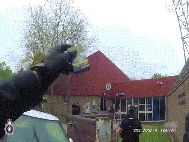 Video: Cảnh sát Anh dùng mẹo tóm gọn kẻ dọa đánh bom liều chết