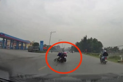 Clip: Vượt ô tô không đúng lúc, lái mô tô tông ”phản ứng nhanh” vẫn không thoát tai họa