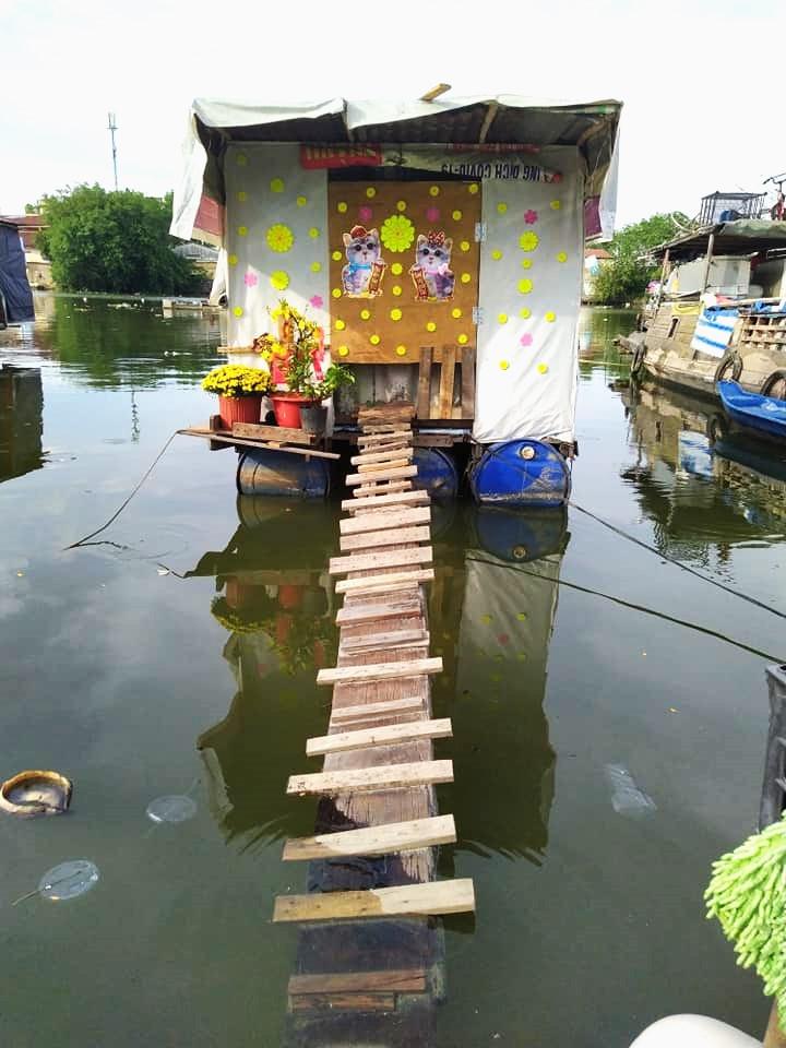 Gia đình người bán kem vẫn còn tất tả dọc ngang các xóm nghèo để bán kem cho trẻ con. Chiếc thuyền của họ được trang trí lại với hình ảnh hai chú mèo là linh vật của năm Quý Mão 2023.