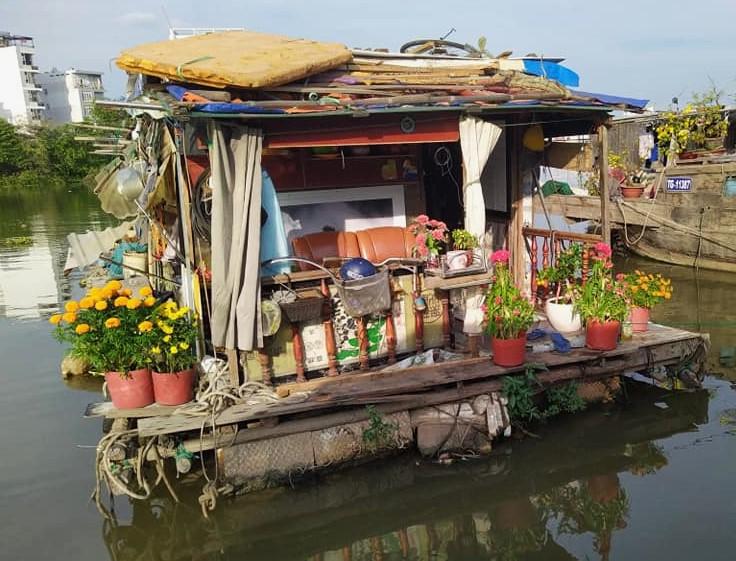 Gia đình một người miền Tây trước kia buôn bán ở chợ Tân Mỹ (quận 7) nhưng nhiều năm nay, do tuổi cao, sức yếu, không đủ khả năng thuê nhà, họ đã biến chiếc thuyền cũ trên sông thành một chiếc "thuyền hoa" đón xuân Quý Mão.