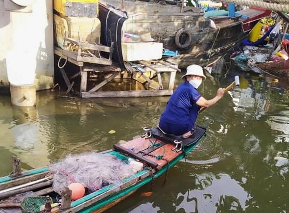 Cô Màu tranh thủ chèo thuyền đi lượm vỏ lon bia trôi nổi trên sông. Cô nói: "Mong cho năm mới được bình yên, sức khỏe tốt, lo cho chồng, con".