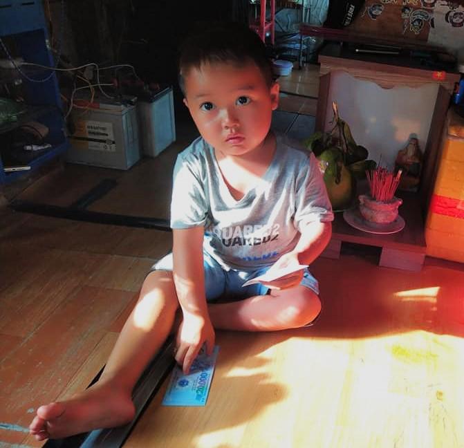 Bố của cháu bé qua đời từ lúc cháu mới lọt lòng, mẹ bỏ đi mất tích. Từ đó, cháu sống trên thuyền cùng bà nội. Hôm nay ngày 30 Tết, cháu được tiền lì xì nên rất vui.