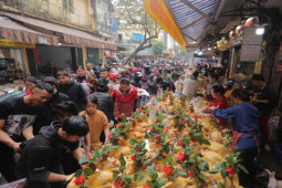 Tin tức trong ngày - "Chợ nhà giàu" ở Hà Nội tấp nập sáng 30 Tết, khách không ngần ngại rút ví