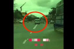 Tin tức trong ngày - Clip: Hãi hùng cảnh ô tô “rồng rắn” lượn, lách giữa đường nườm nượp xe