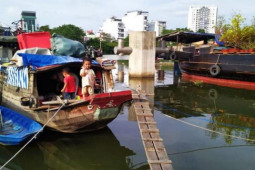 Tin tức trong ngày - Rưng rưng 'xóm vạn đò' chiều 30 Tết ở TPHCM