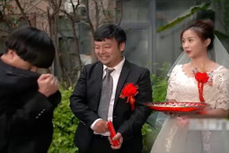 Clip hài hước - Chàng trai có hành động khó tin khi quên mang tiền mừng đám cưới bạn
