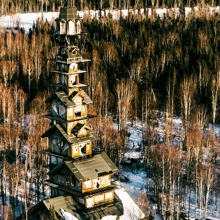 Với chiều cao hơn 56 mét, ngôi nhà nằm gần ngã 3 nơi sông Goose Creek và sông Big Susitna gặp nhau. Nó nằm cách thành phố Anchorage (Alaska) khoảng 130 km, giữa Willow và Talkeetna.
