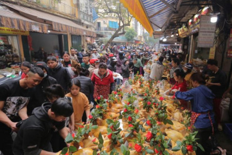 "Chợ nhà giàu" ở Hà Nội tấp nập sáng 30 Tết, khách không ngần ngại rút ví