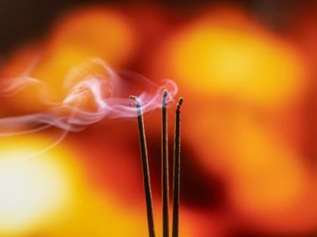 Sức khỏe đời sống - Thắp hương ngày Tết cần nhớ những điều kiêng kỵ này kẻo "hại cả nhà"