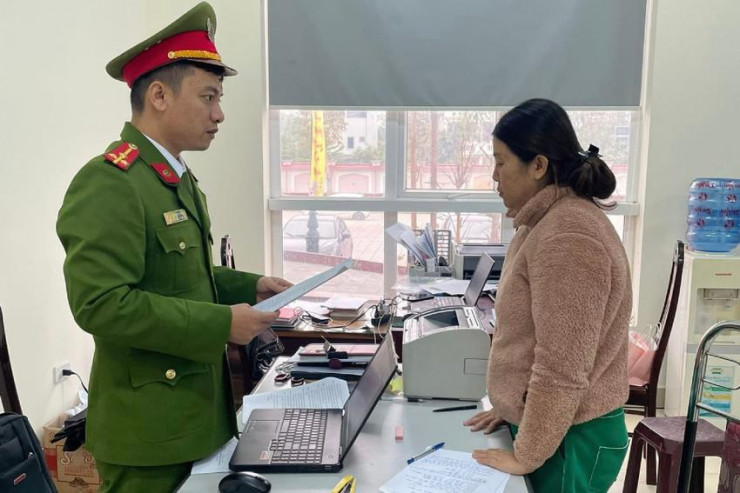 Văn phòng Cơ quan CSĐT Công an tỉnh Nghệ An tống đạt các quyết định tố tụng đối với Võ Thị Hạnh. Ảnh: CA.
