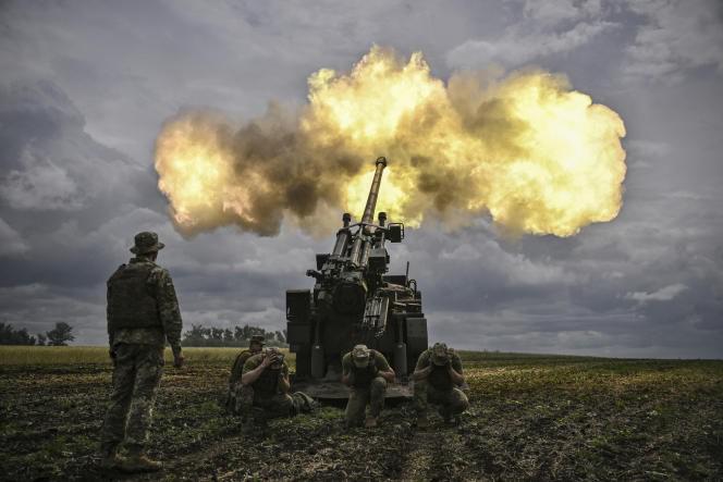 Binh sĩ Ukraine khai hỏa pháo M777 vào vị trí lực lượng Nga ở Kharkov. Ảnh: Reuters