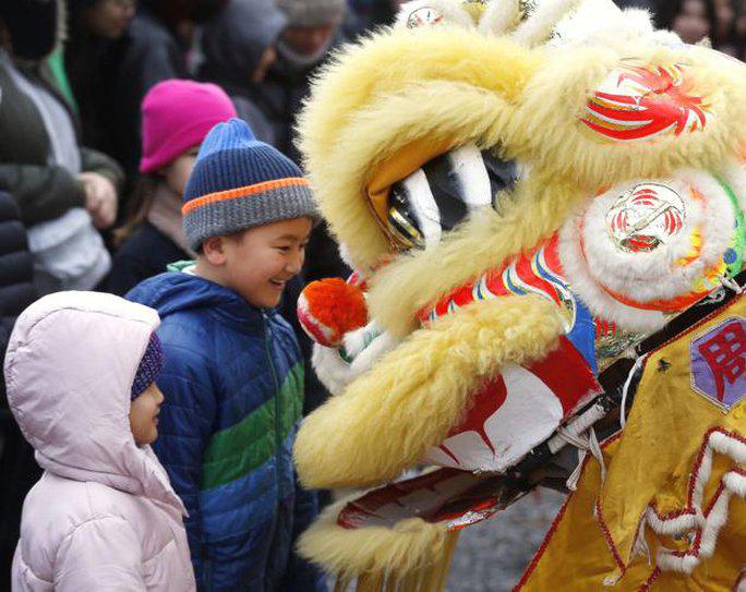 Trẻ em thích thú với màn biểu diễn
múa lân tại chùa Viên Giác ở TP Richmond ngày 14-1. Ảnh: Richmond
Times Dispatch