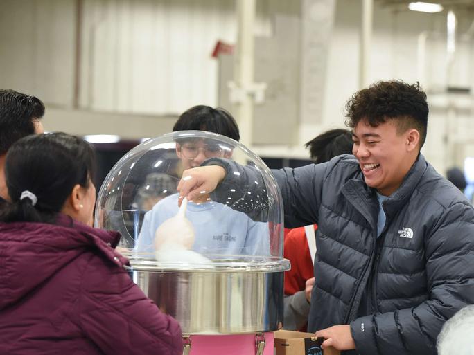 Làm kẹo bông gòn tại Lễ hội Tết
Nguyên đán ở Trung tâm Triển lãm Dulles, bang Virginia. Ảnh: The
Arlington Catholic Herald