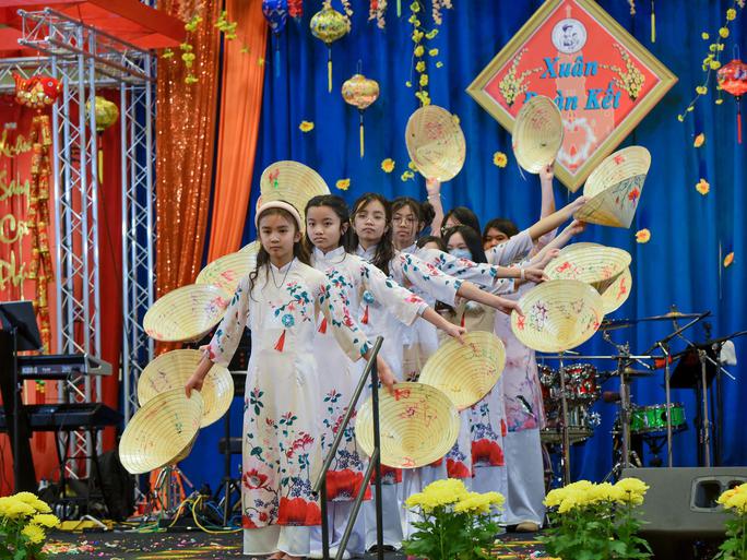 Múa nón là tại lễ hội Tết Nguyên đán
tại Trung tâm Triển lãm Dulles, bang Virginia. Ảnh: The Arlington
Catholic Herald