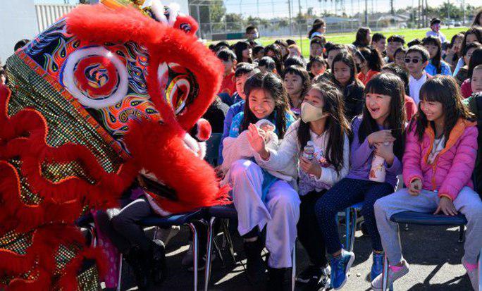 Học sinh Trường Trung học Westminster
cùng với Câu lạc bộ Văn hóa Việt-Mỹ biểu diễn múa lân trước sự vui
mừng của các em nhỏ tại Trường Tiểu học DeMille vào ngày 17-1. Ảnh:
Orange County Register