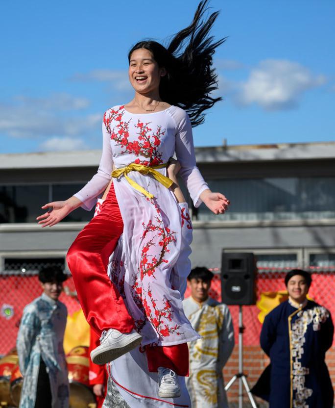 Tiết mục trình diễn tại trường tiểu
học DeMille ngày 17-1. Ảnh: Orange County Register