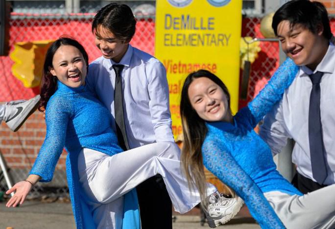 Câu lạc bộ văn hóa Việt-Mỹ và Trường
trung học Westminster biểu diễn nhiều tiết mục thú vị đón Tết tại
trường tiểu học DeMille ngày 17-1. Ảnh: Orange County Register