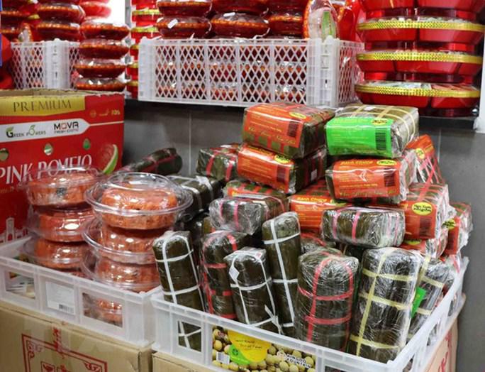 Nhiều mặt hàng Tết truyền thống được
bán tại cửa hàng của người Việt ở Bỉ. Ảnh: TTXVN