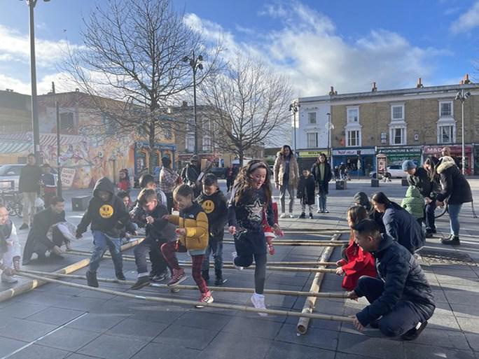 Trẻ người Việt và Anh nhảy sạp. Ảnh:
TTXVN