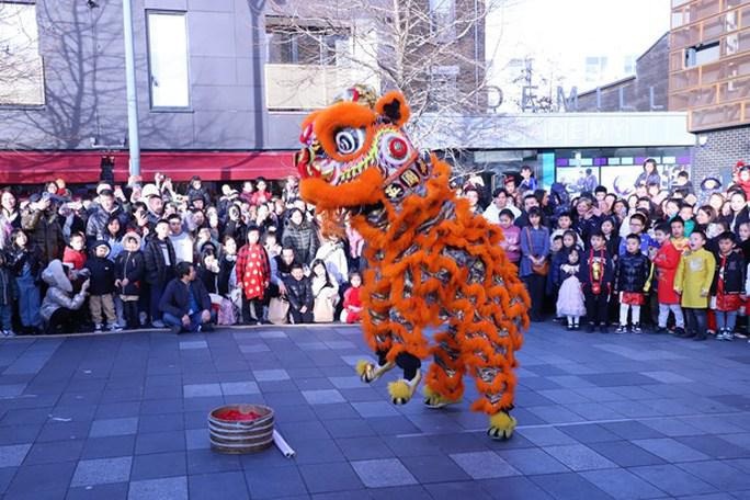 Biểu diễn múa lân tại lễ hội mừng Tết
Nguyên đán Quý Mão ở London. Ảnh: TTXVN