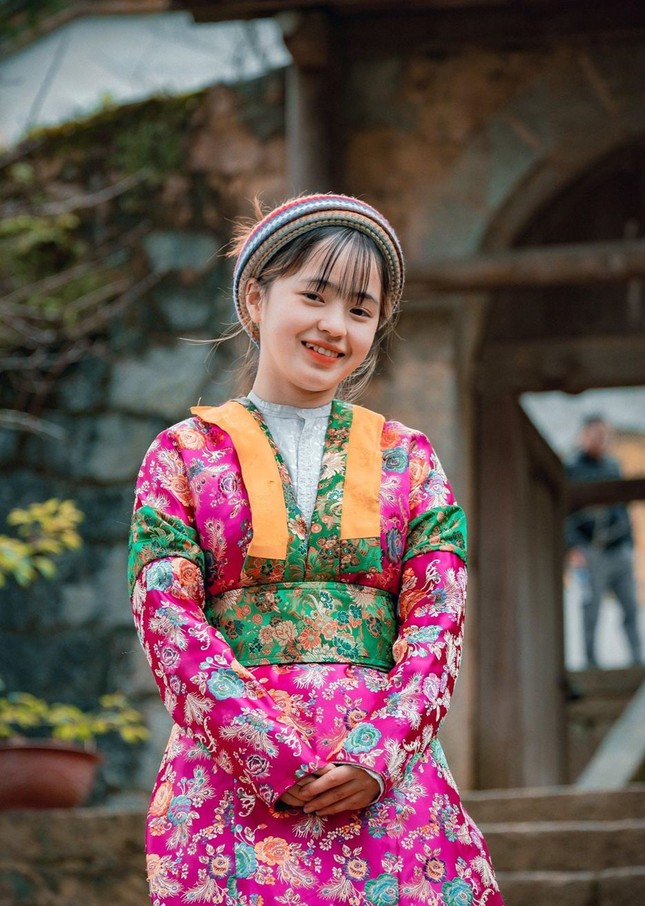 Thiếu nữ trong trang phục dân tộc Mông đón Tết với vẻ đẹp tựa bông hoa núi rừng - 1