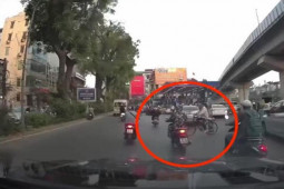Tin tức trong ngày - Clip: “Ninja" SH gặp tai họa vì lái xe đạp chạy kiểu “một mình một đường”