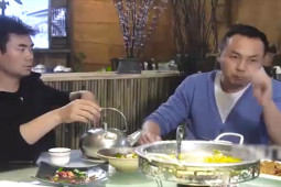 Clip hài hước - Bài học đắt giá cho chàng trai đến muộn buổi tụ họp