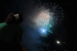 Tin tức trong ngày - Ảnh: Pháo hoa lung linh, huyền ảo đêm giao thừa