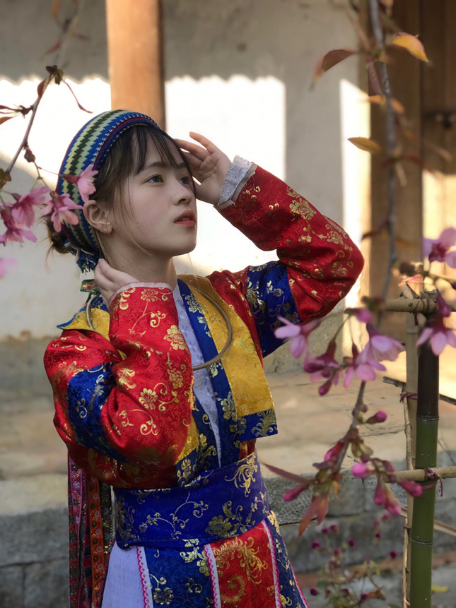 Thiếu nữ trong trang phục dân tộc Mông đón Tết với vẻ đẹp tựa bông hoa núi rừng - 4
