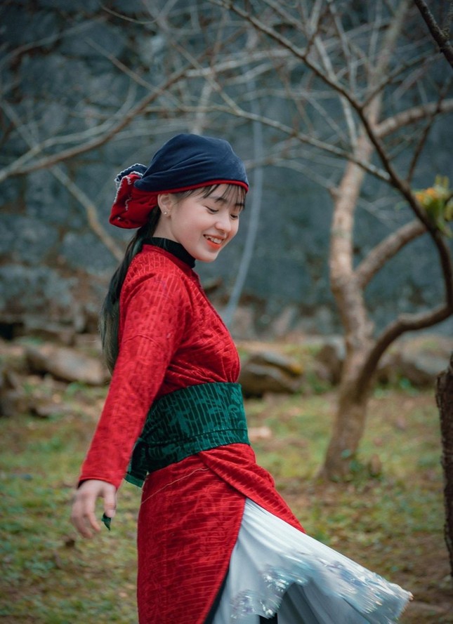 Thiếu nữ trong trang phục dân tộc Mông đón Tết với vẻ đẹp tựa bông hoa núi rừng - 5