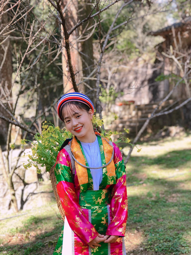 Thiếu nữ trong trang phục dân tộc Mông đón Tết với vẻ đẹp tựa bông hoa núi rừng - 3