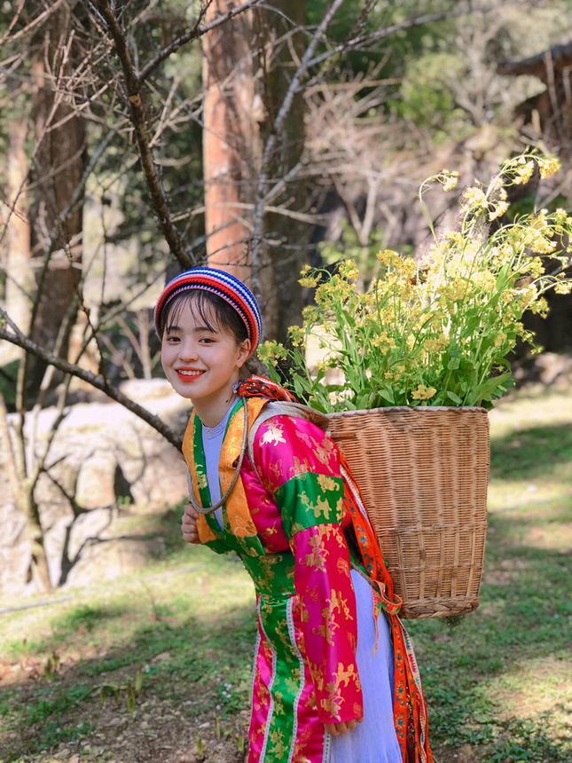 Thiếu nữ trong trang phục dân tộc Mông đón Tết với vẻ đẹp tựa bông hoa núi rừng - 2