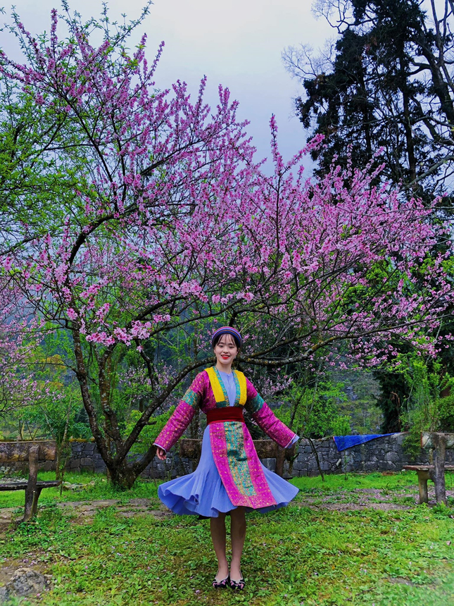 Thiếu nữ trong trang phục dân tộc Mông đón Tết với vẻ đẹp tựa bông hoa núi rừng - 6