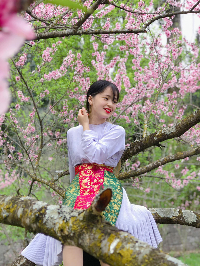 Thiếu nữ trong trang phục dân tộc Mông đón Tết với vẻ đẹp tựa bông hoa núi rừng - 7