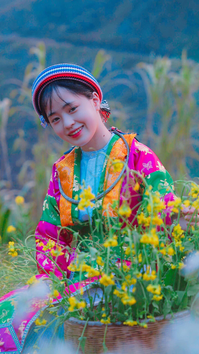 Thiếu nữ trong trang phục dân tộc Mông đón Tết với vẻ đẹp tựa bông hoa núi rừng - 10