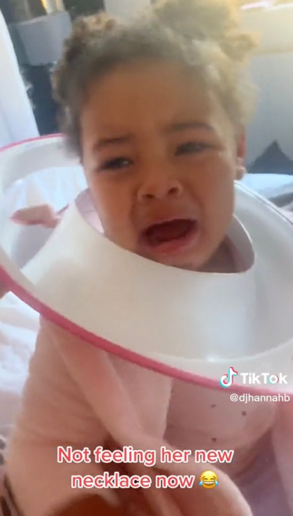 Quá trình tập ngồi bô của Autumn thực sự trở nên sai lầm khủng khiếp khi cô bé bị mắc kẹt vào cổ.