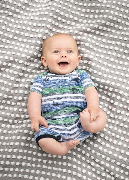 Video cảm động cậu trẻ cụt chân lần đầu tiên bước đi trên chân giả - 2