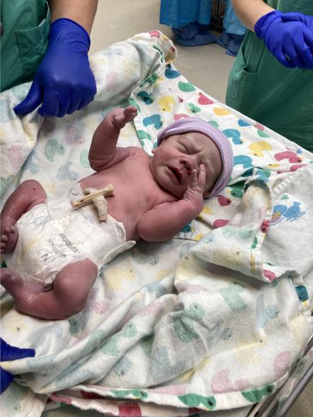 Video cảm động cậu trẻ cụt chân lần đầu tiên bước đi trên chân giả - 1