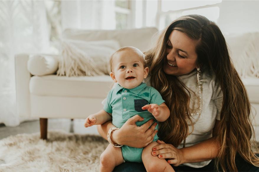 Video cảm động cậu trẻ cụt chân lần đầu tiên bước đi trên chân giả - 5