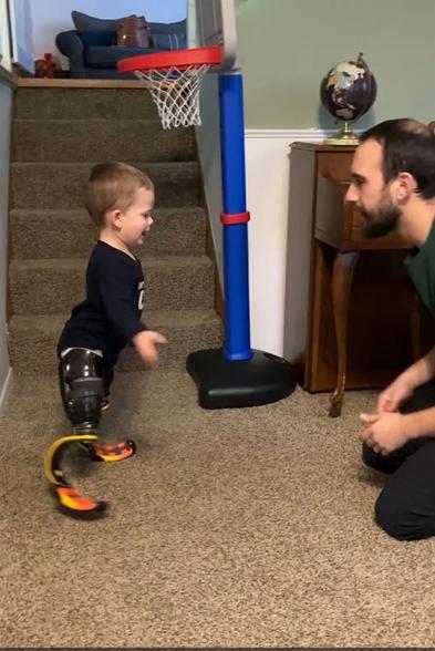 Video cảm động cậu trẻ cụt chân lần đầu tiên bước đi trên chân giả - 9